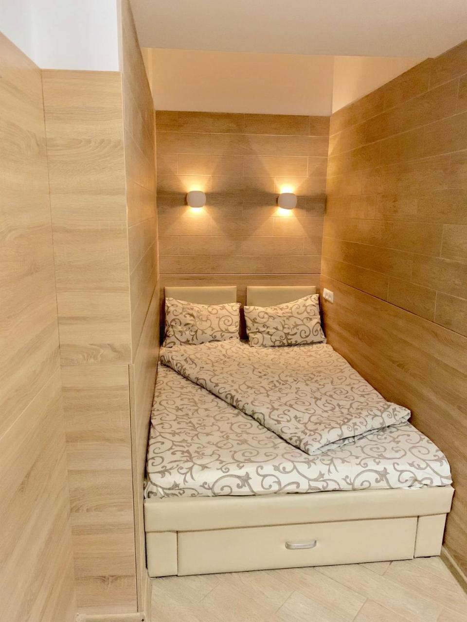 Невелика Smart Квартира В Центрі Для Пари Lviv Ngoại thất bức ảnh